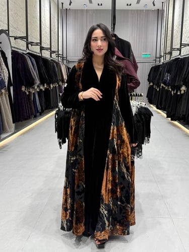 عبايه شتويه مخمل اسود مع مخمل مشجر