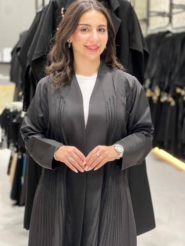 عباية كريب سوداء بتطريز جانبي - الأناقة العصرية بل...