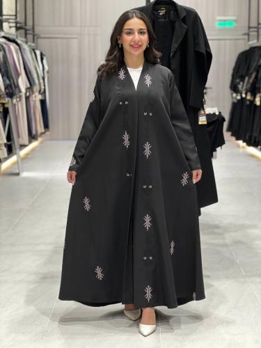 عبايه قماش كريب مع تطريز لون اسود