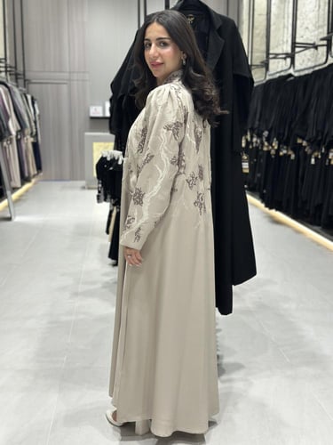 عباية نسمة قماش كريب بيج فاخر مع تطريز راق