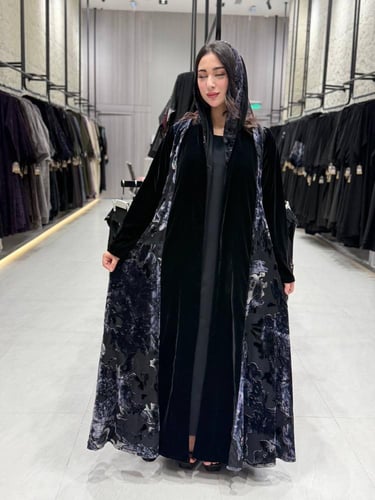 عبايه شتويه مخمل مع تدخيلات قماش مشجر موف فاتح