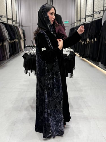 عبايه شتويه مخمل مع تدخيلات قماش مشجر موف فاتح