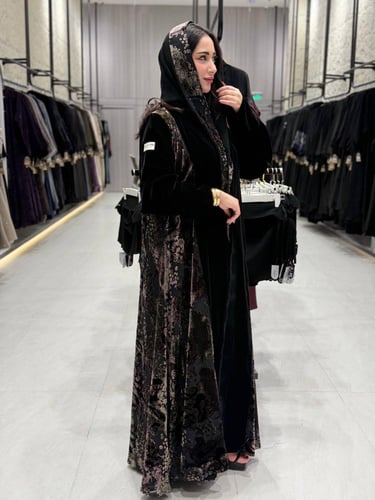 عبايه شتويه مخمل مع تدخيلات قماش مشجر