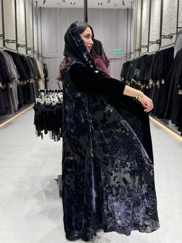 عبايه شتويه مخمل مع تدخيلات قماش مشجر موف فاتح