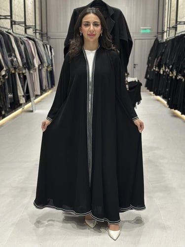 عبايه كلوش قماش ملكي تطريز ابيض