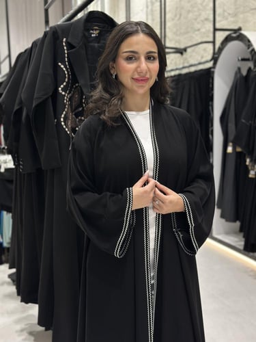 عبايه كلوش قماش ملكي تطريز ابيض