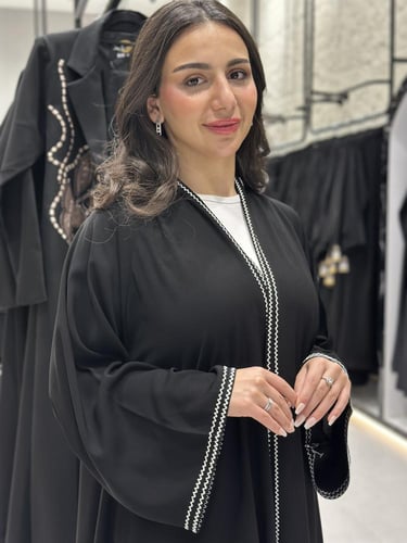 عبايه كلوش قماش ملكي تطريز ابيض