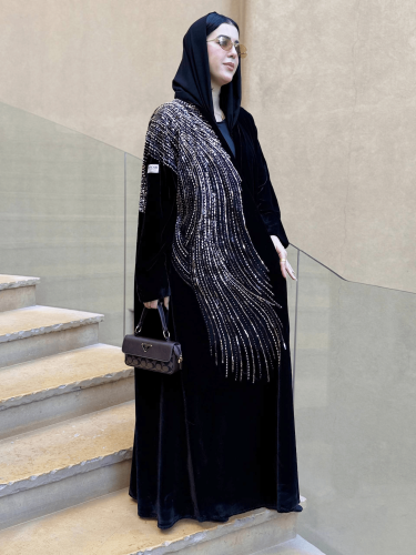 عبايه شتويه مخمل شك لون اسود