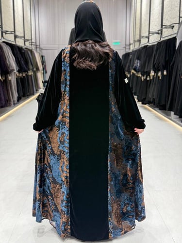 عبايه شتويه مخمل مع تدخيلات قماش مشجر بني مع سماوي