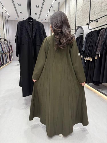 عباية اوركيد بتفتة ناعمة وتطريز جانبي ملكي لون زيت...