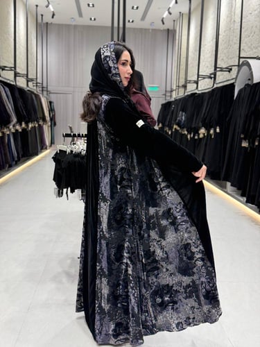 عبايه شتويه مخمل مع تدخيلات قماش مشجر