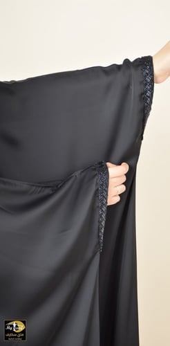 عباية عملية بشت قماش حرير لون اسود كلفة شك بالكم