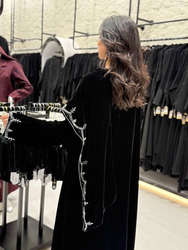 عبايه شتويه شال قماش مخمل مع شك فضي