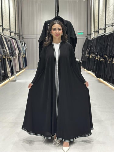 عبايه كلوش قماش ملكي تطريز ابيض