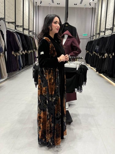 عبايه شتويه مخمل اسود مع مخمل مشجر