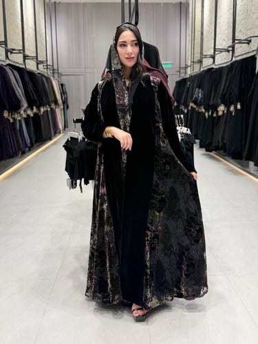 عبايه شتويه مخمل مع تدخيلات قماش مشجر