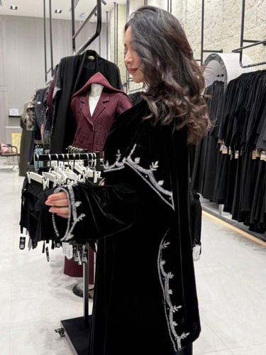 عبايه شتويه شال قماش مخمل مع شك فضي