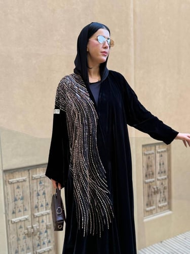 عبايه شتويه مخمل شك لون اسود