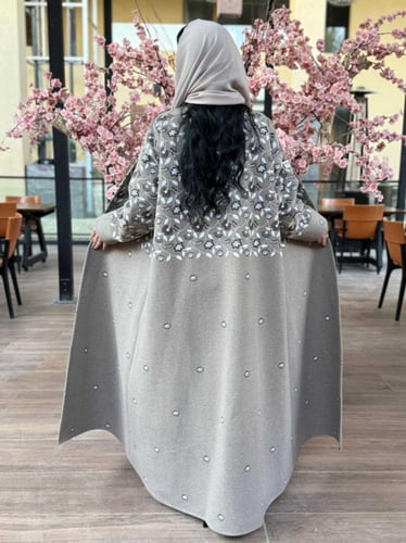 عبايه شتويه جوخ طباعة لون بيج