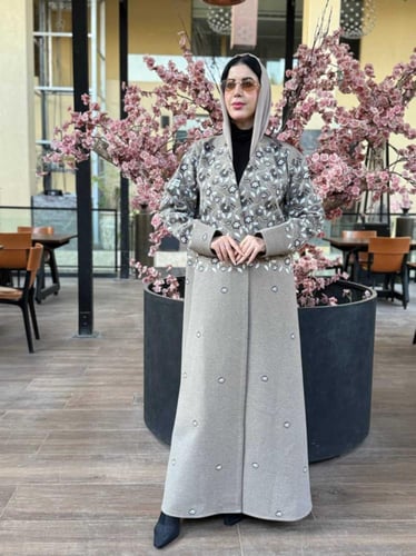 عبايه شتويه جوخ طباعة لون بيج