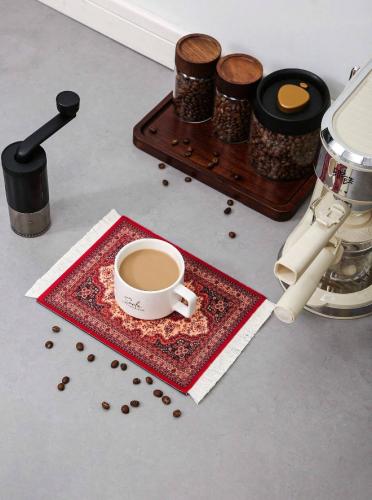 A mat for placing cups and dishes