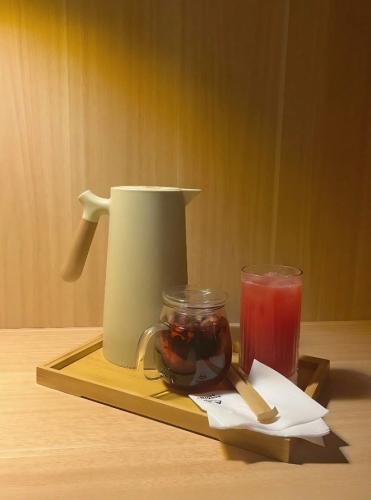 1-liter capacity heat-insulating water pitcher