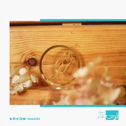 تحفه ذهبيه مع قاعدة شفافة