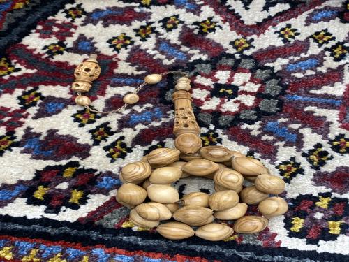 خشب الزيتون شغل يدوي وحفر يدوي ٣٣ خرزه ١١-١٣.٥ ملي