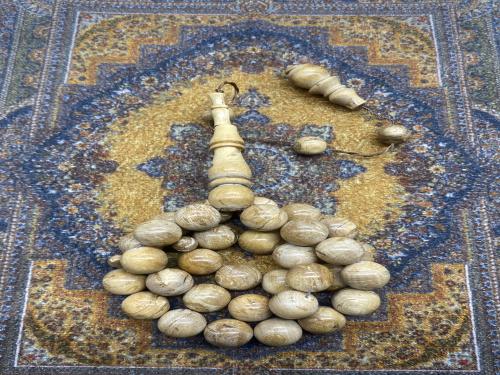 يسر ابيض ( الوردي ) ملكيه ٣٣ خرزه ١٣ ملي