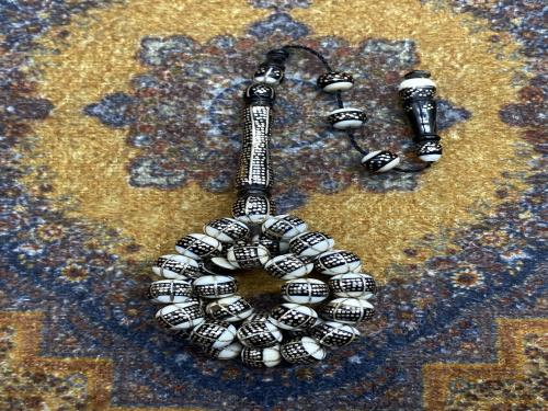 عاج خراطه ملكيه مطعم بلفضه واليسر ٢٣ جرام ٣٣ خرزه...