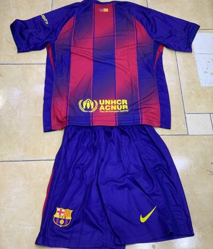 طقم برشلونة الاساسي
