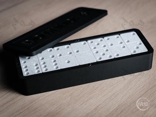 لعبة الضَّوْمَنَةُ أو الدومينو مع 2 ستاند