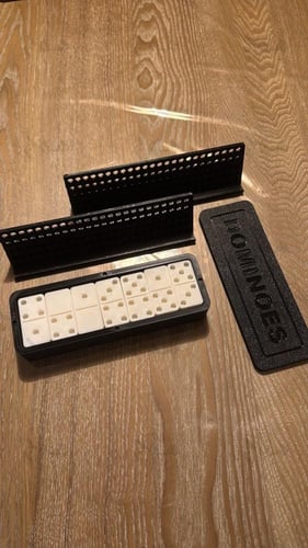 لعبة الضَّوْمَنَةُ أو الدومينو مع 2 ستاند