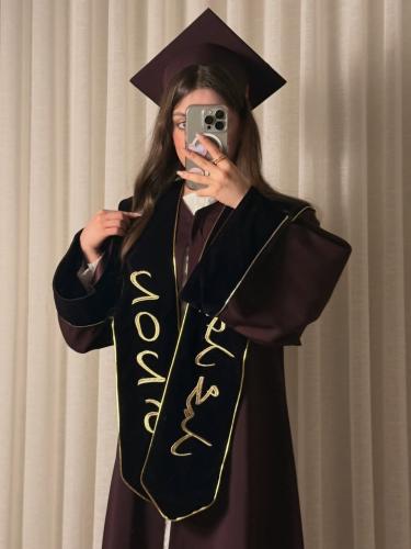 عبايه تخرج باللون الليلكي