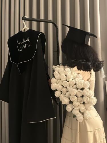 عبايه تخرج باللون الاسود
