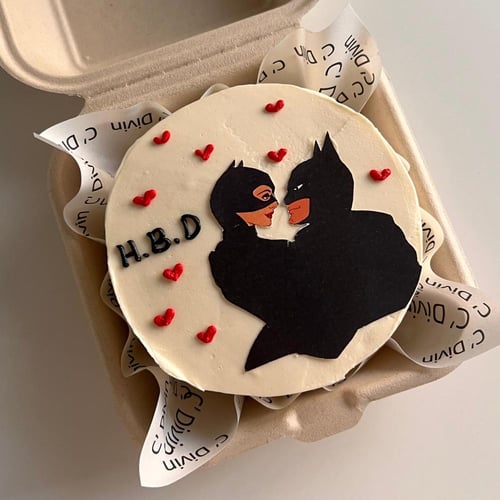 كيكة باتمان وكات وومن