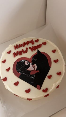 كيكة باتمان وكات وومن