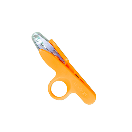 مقص تطريز على شكل U بمقبض بلاستيكي – لون عشوائي