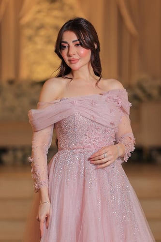 فستان سهرة فخم بتصميم أميري أنثوي وأنيق