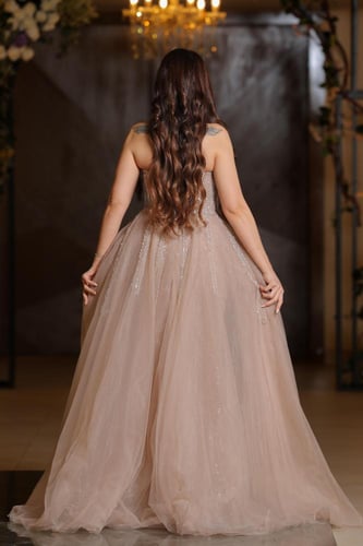 فستان سهرة مطرز بالخرز بفتحه ساق جانبي