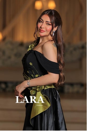 فستان سهرة أسود فاخر بتصميم غير متماثل يبرز جمال ا...