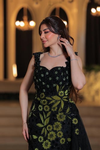 فستان يتميز بتصميم أنيق وفخم يناسب المناسبات الراق...