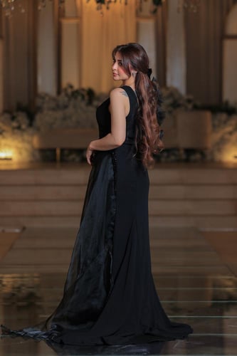 فستان سهرة أسود أنيق بتصميم عصري وفتحت ساق جريء ول...