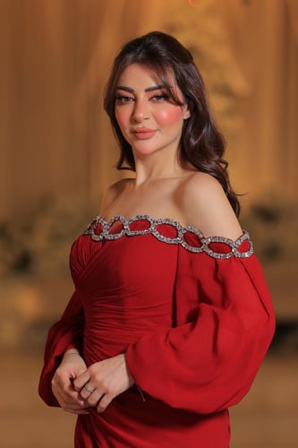 فستان سهرة أحمر ملكي بأكمام منفوخة ولمسات ترصيع فا...