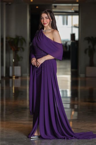 فستان سهرة بنفسجي ملكي طويل بكتف واحد مع تطريز لام...