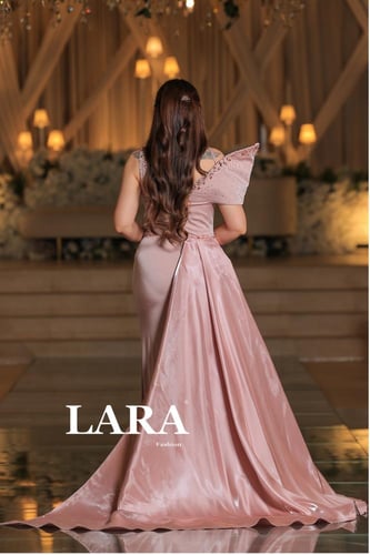 "فستان وردي فاخر بلمسات ترتر فخمة وتصميم مميز على...