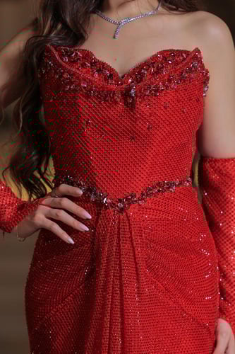 فستان سهرة طويل بلون احمر مطعّم بلمعة ناعمة، يتميز...