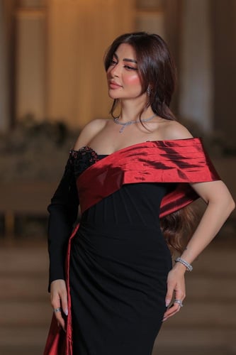 فستان أنيق وفخم بتصميم ملكي يجمع بين الرقي والجرأة...