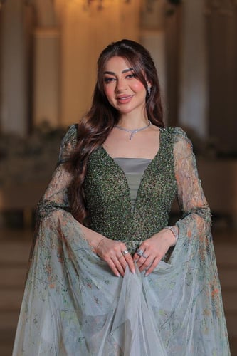 فستان سهرة ملكي مستوحى من سحر الطبيعة، بتطريز فاخر...