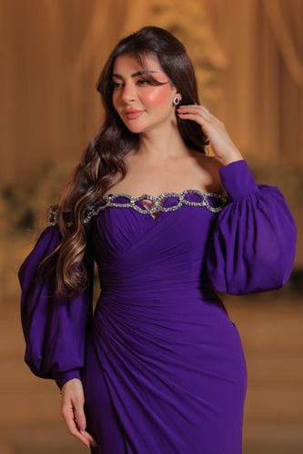 فستان سهرة بنفسجي ملكي بأكمام منفوخة ولمسات ترصيع...